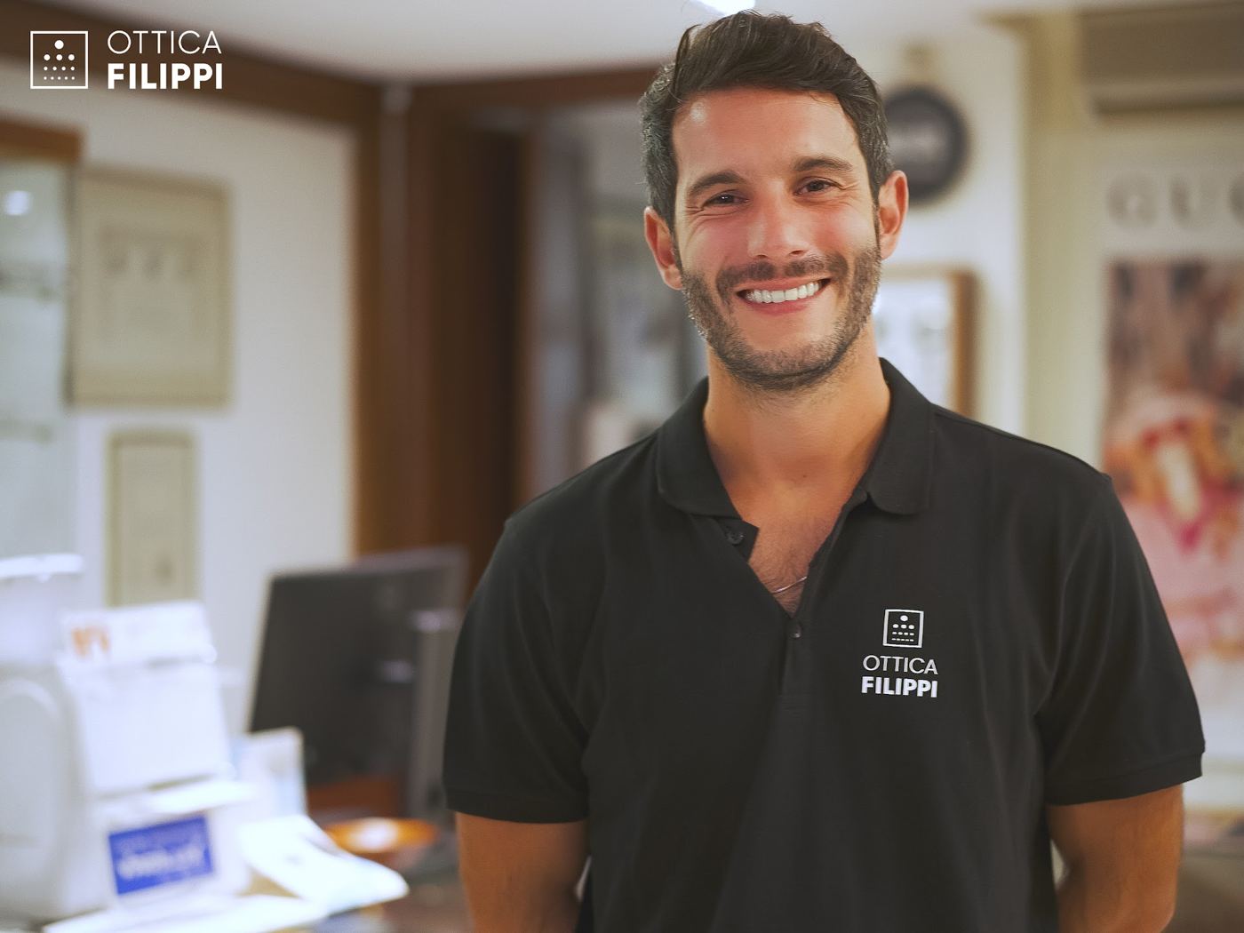 Andrea Filippi tra le montature del negozio di Bordighera